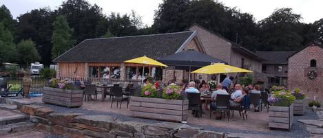 屋外ダイニングエリア