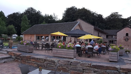 Outdoor dining. Camping Natuurlijk Limburg - Apartment
