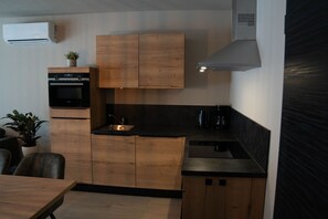 Fridge, oven, coffee/tea maker, cookware/dishes/utensils