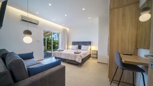 Ein modernes Schlafzimmer mit einem Bett, einem Schreibtisch und einem Stuhl.