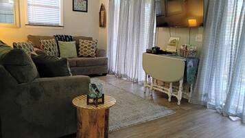 Smart-tv, tv-spel, dvd-spelare och bordsfotboll