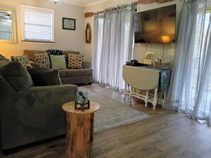 Smart TV, video games, DVD player, table football - Rustic River Cabin 2-bedroom cabin in Branford near Santa Fe River (Branford)