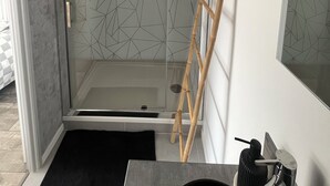 A modern bathroom with a shower enclosure, a wooden ladder, and a large mirror. - Charming & cosy T2, close to Casino Park and Spa (Argelès-Gazost)