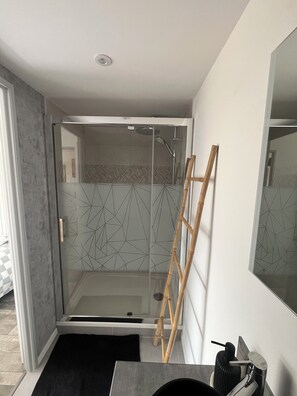 تجهيزات دش، مناشف، ورق حمّام