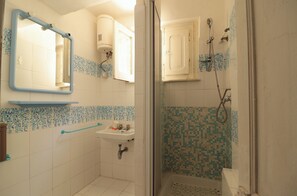 Dusj, bidé, håndklær og toalettpapir