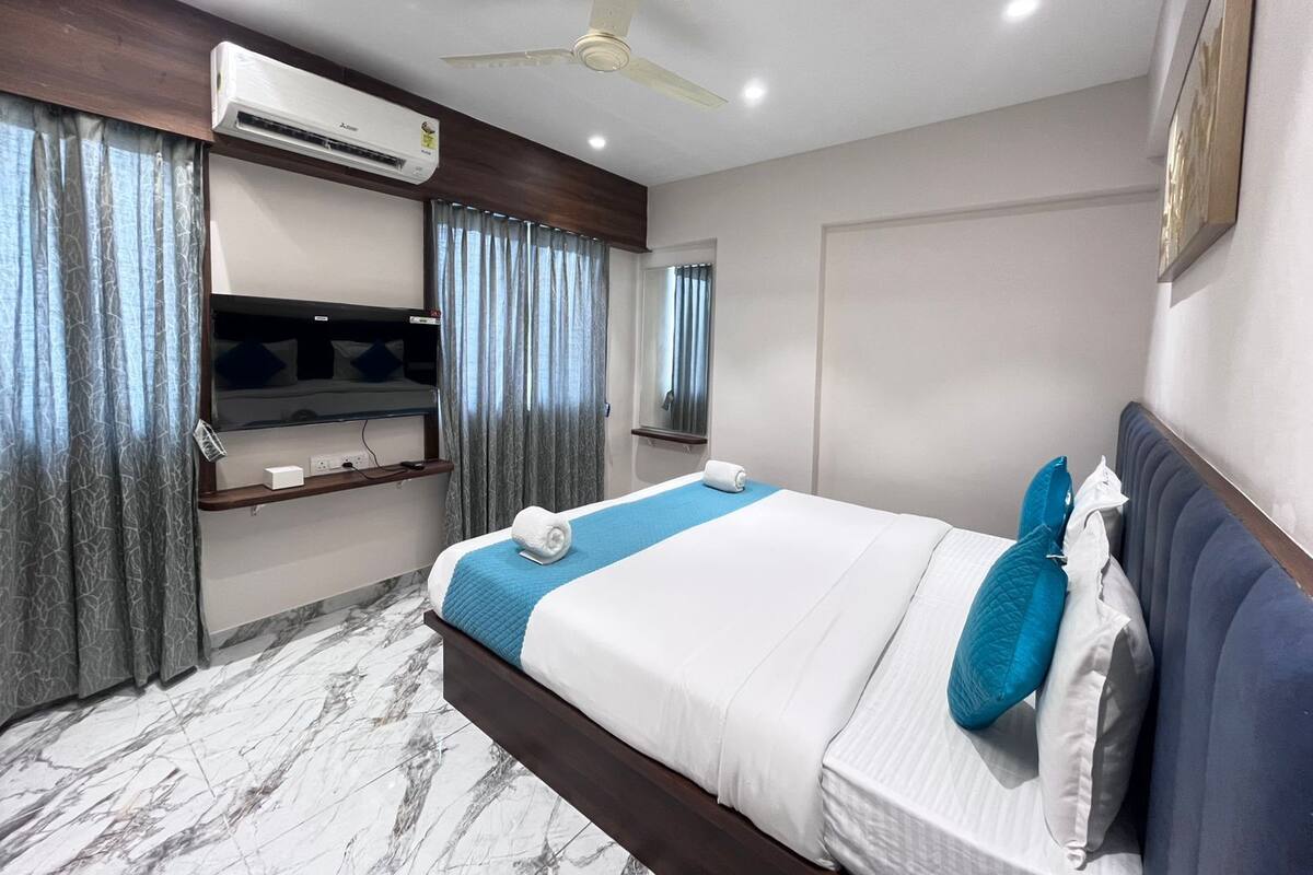 Desk, laptop workspace, free WiFi