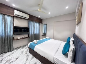 Desk, laptop workspace, free WiFi - HOTEL GOLDEN DAWN (Navi Mumbai)