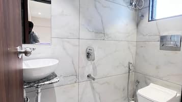 Phòng đôi hoặc 2 giường đơn tiện nghi đơn giản, quang cảnh đồi núi | Phòng tắm | Buồng tắm vòi sen, đồ dùng nhà tắm miễn phí, khăn tắm, xà phòng