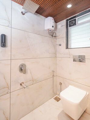 Douche, articles de toilette gratuits, serviettes fournies, savon