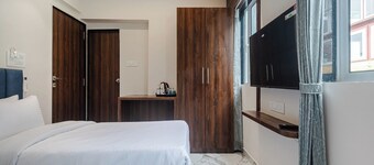 HOTEL GOLDEN DAWN