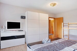 3 bedrooms, iron/ironing board, WiFi, bed sheets