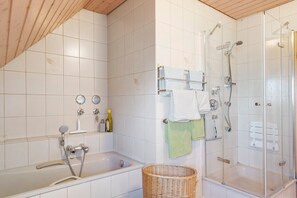 Douche, sĂšche-cheveux, serviettes fournies