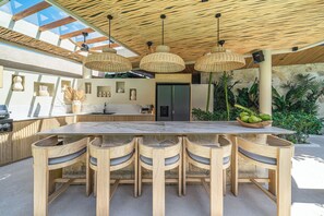 Villa luxueuse, vue sur la piscine | Cuisine privée | Réfrigérateur, four à micro-ondes, un four, surface de cuisson