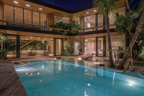 Una piscina al aire libre