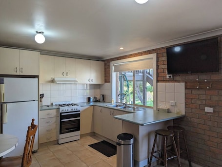 Microwave, oven, stovetop. Stylish self-contained apartment in a tranquil garden setting.