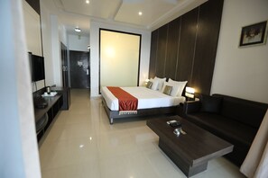 华丽双人房, 阳台, 泳池景观 | 迷你吧、客房内保险箱、办公桌、免费 WiFi