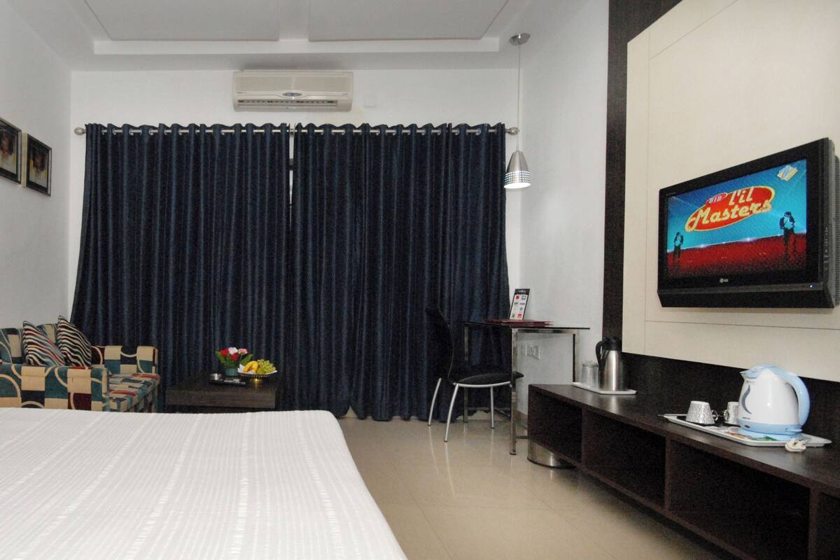 Deluxe Double Room, Balcony, Pool View | Minibar, in-room safe, desk, WiFi (free)