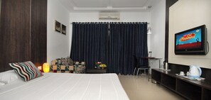 Habitación Deluxe doble, balcón, vistas a la piscina | Minibar, caja fuerte, escritorio y wifi gratis
