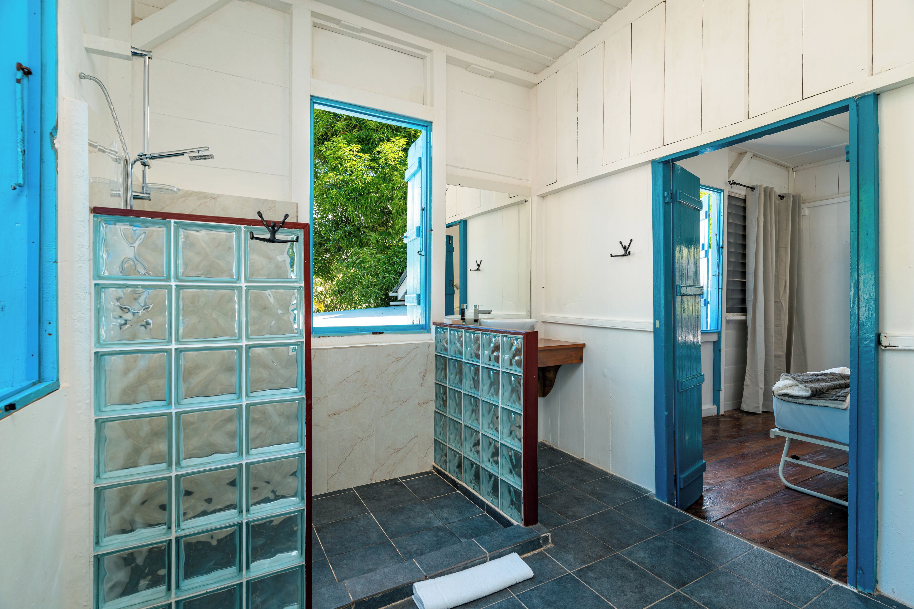 Villa | Badezimmer | Bademäntel, Hausschuhe