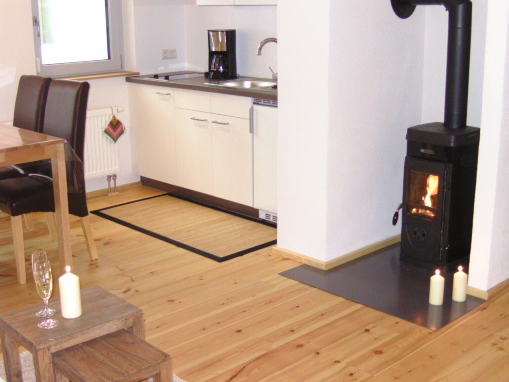 Kühlschrank, Mikrowelle, Herdplatte, Wasserkocher mit Kaffee-/Teezubehör