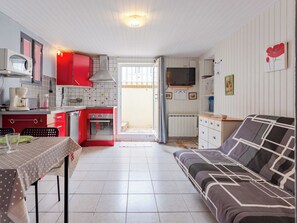 Kühlschrank, Mikrowelle, Kochgeschirr/Geschirr/Besteck