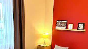 Superior enkelrum | Skrivbord, arbetsyta för laptop och gratis wi-fi