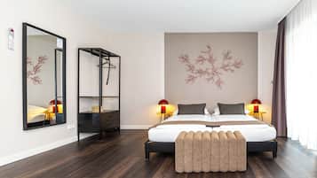 Een moderne slaapkamer met een groot bed, bedlampen, een kledingkast en een decoratief wandobject.