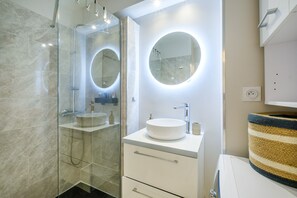 Shower, hair dryer, towels