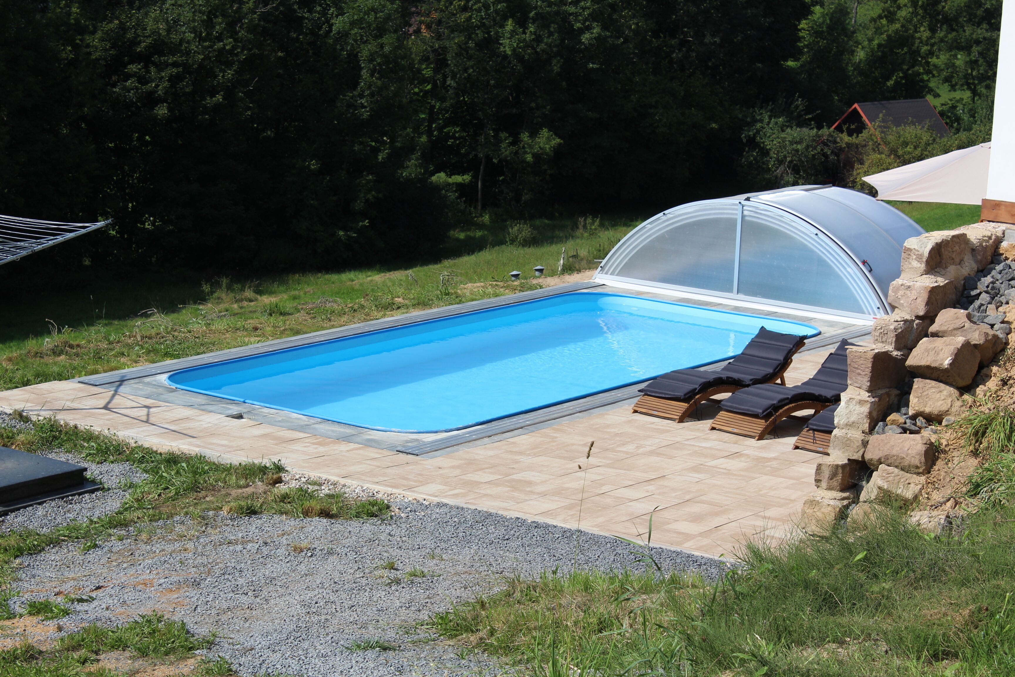 Una piscina al aire libre