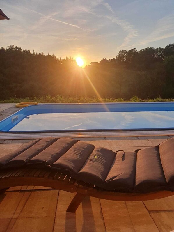 Una piscina al aire libre