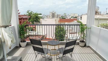 Executive Studio, City View | Desk, free WiFi