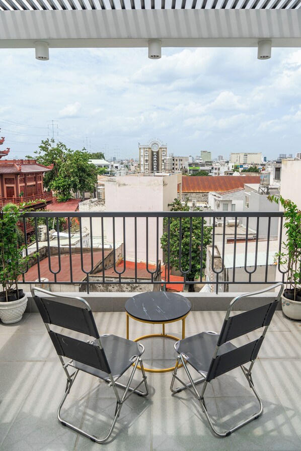 Estúdio executivo, vista para a cidade | Escrivaninha, Wi-Fi de cortesia