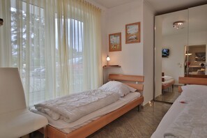 2 bedrooms, iron/ironing board, WiFi