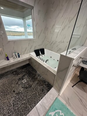 Håndklær og toalettpapir