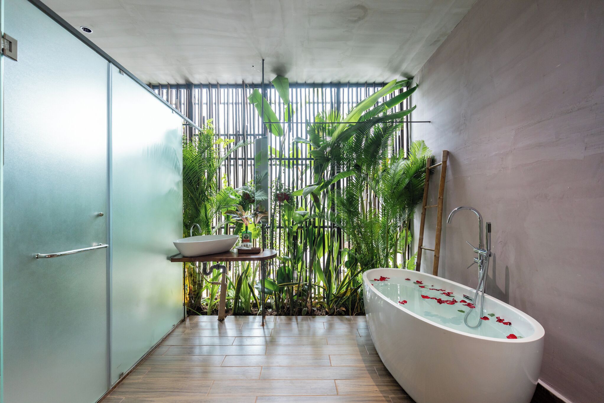 Een douche, een haardroger, handdoeken, zeep