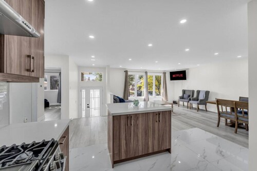 Spacious home with 6 Beds