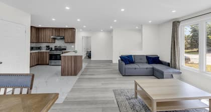 Spacious 6BR Getaway | Sleeps 16 | Yard & Parking