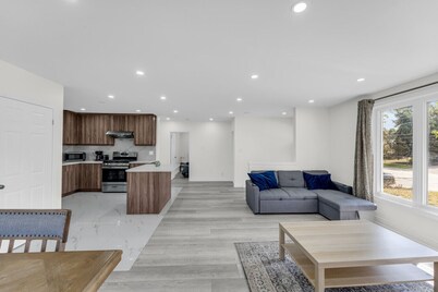 Spacious 6BR Getaway | Sleeps 16 | Yard & Parking