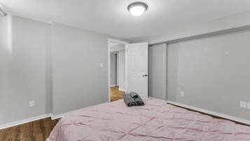 7 makuuhuonetta, työpöytä, Wi-Fi, vuodevaatteet