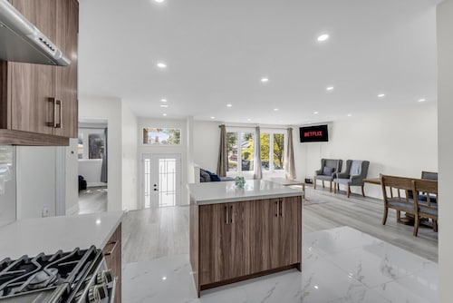 Spacious 6BR Getaway | Sleeps 16 | Yard & Parking