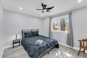Skrivebord, strykejern/-brett, wi-fi og sengetøy