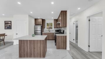 Refrigerador, microondas, horno y parrilla de estufa