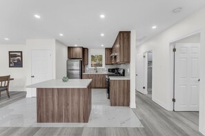 Een koelkast, een microgolfoven, een oven, een kookplaat