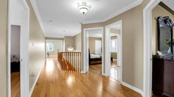 7 slaapkamers, een bureau, een strijkplank/strijkijzer, wifi