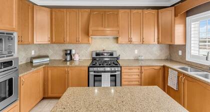 Luxury Mansion by Toronto & YYZ I Large Backyard