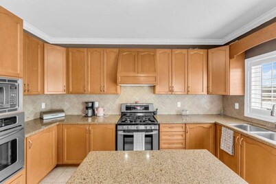 Luxury Mansion by Toronto & YYZ I Large Backyard