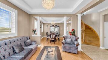 Een televisie en een open haard