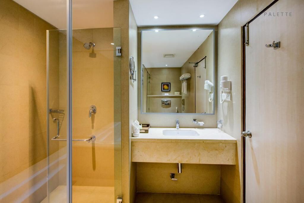 Bañera, albornoces, toallas y jabón