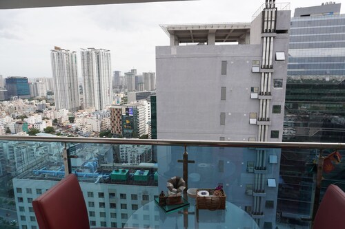 Sky Loft – Soar Above the City in Comfort, Surrounded by Skyline and Greenery.