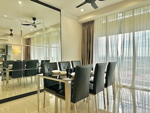 Comfort Apartment, 2 Bedrooms, Non Smoking, City View | In-room dining